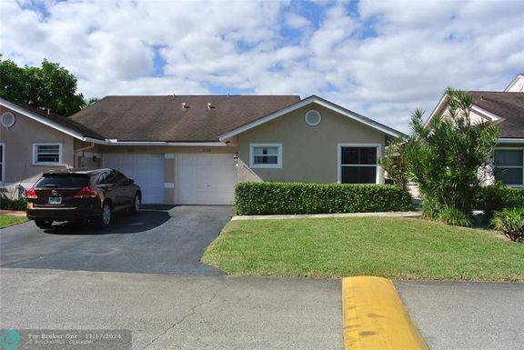 5245 Lakes Dr, Deerfield Beach, FL 33442