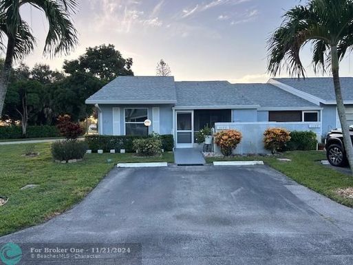 4170 Lucerne Villas Ln, Lake Worth, FL 33467