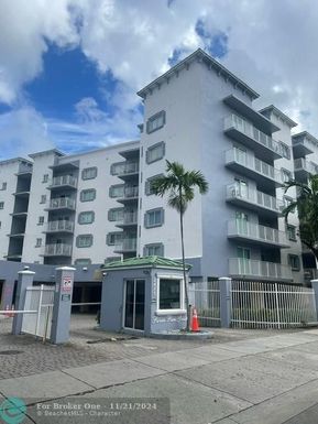 2415 16th Street Rd, Miami, FL 33125