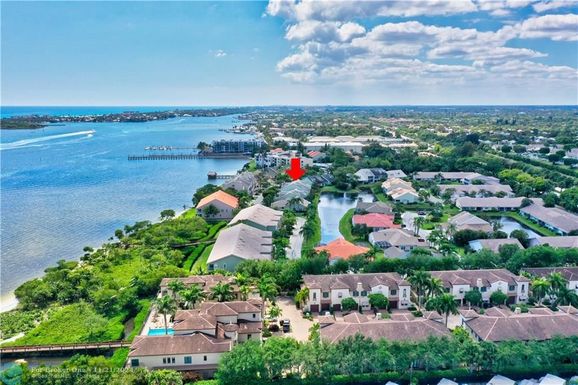 55 Lakeshore Dr, Hypoluxo, FL 33462