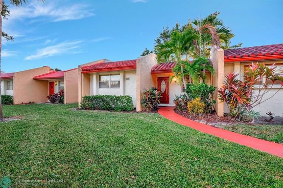 204 Lake Helen Dr, West Palm Beach, FL 33411