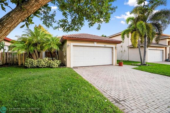 6122 41st Dr, Coral Springs, FL 33067