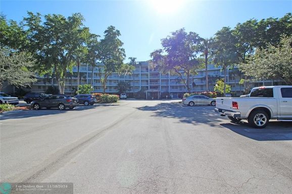 4020 Palm Aire Dr, Pompano Beach, FL 33069