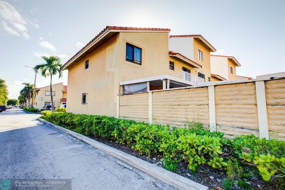 2735 61st Pl, Hialeah, FL 33016