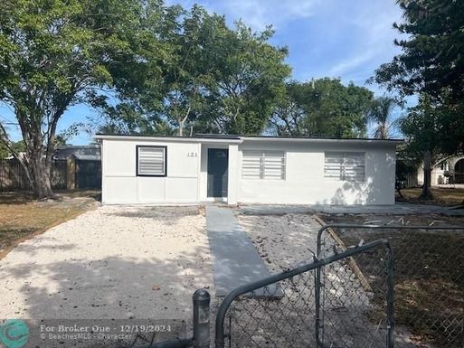 101 Hibiscus Tree Dr, Lantana, FL 33462