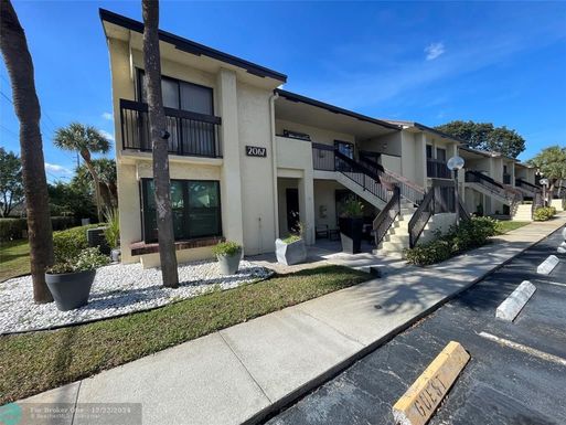 2067 15th St, Deerfield Beach, FL 33442