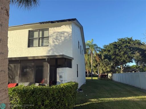 8814 22nd St, Boca Raton, FL 33433