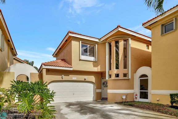 11273 Lakeview Dr, Coral Springs, FL 33071