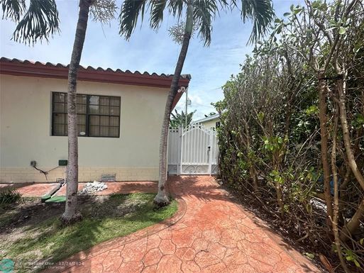 445 109th St, Miami, FL 33161