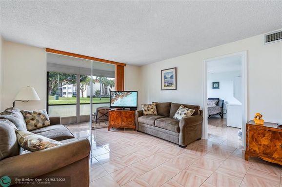 811 Hollybrook Dr, Pembroke Pines, FL 33025