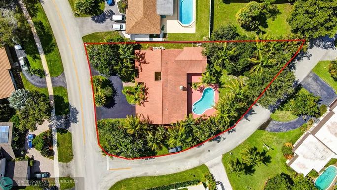 8651 Gatehouse Rd, Plantation, FL 33324