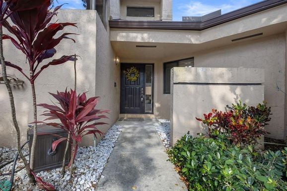 124 Chelsea Ln, Plantation, FL 33324