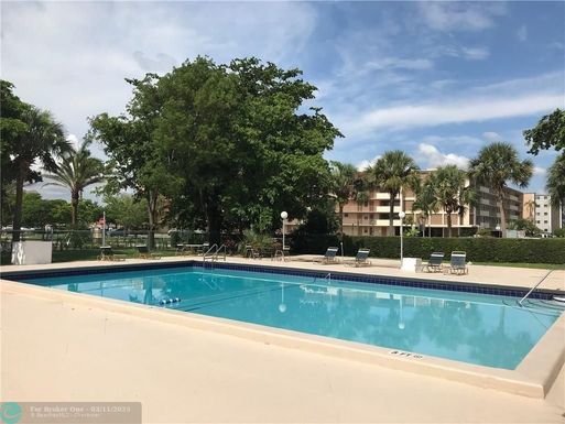 901 Hillcrest Dr, Hollywood, FL 33021