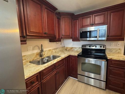 702 Gardens Dr, Pompano Beach, FL 33069