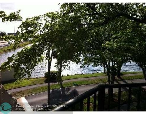 3590 Blue Lake Dr, Pompano Beach, FL 33064