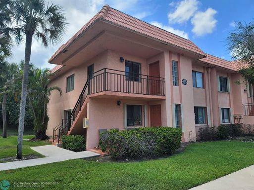 213 Lakeview Dr, Weston, FL 33326