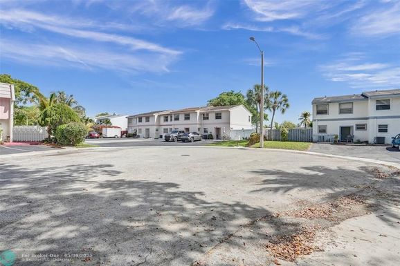 7905 8th St, North Lauderdale, FL 33068
