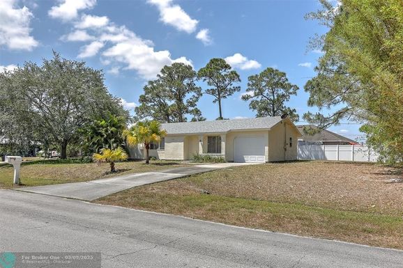 1152 O'Donnell Ln, Port St Lucie, FL 34983