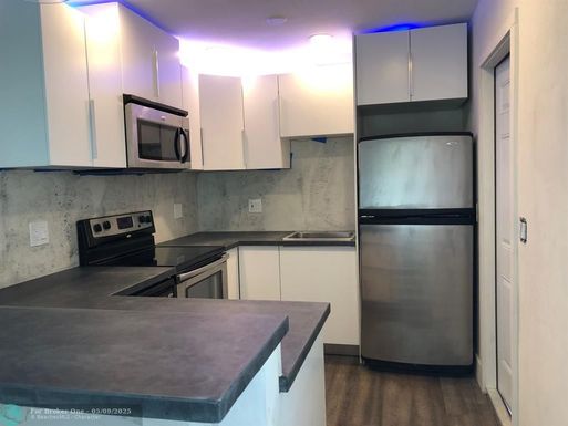 1298 33RD ST, Oakland Park, FL 33334