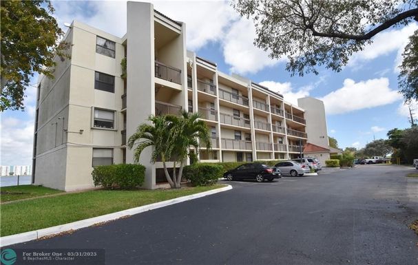 118 Lake Emerald Dr, Oakland Park, FL 33309