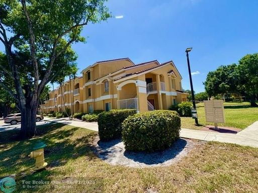 2371 33 St, Oakland Park, FL 33309