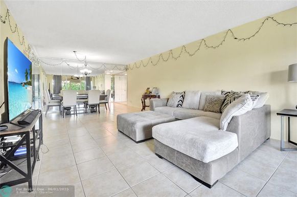 2671 Course Dr, Pompano Beach, FL 33069