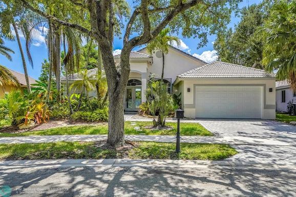 3039 Lakewood Dr, Weston, FL 33332