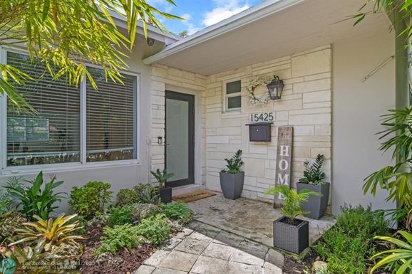 15425 84th Ct, Palmetto Bay, FL 33157