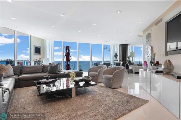 2711 Ocean Dr, Hollywood, FL 33019