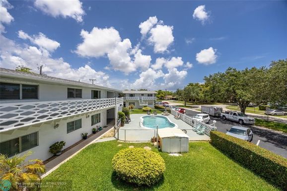 3847 Circle Dr, Hollywood, FL 33021