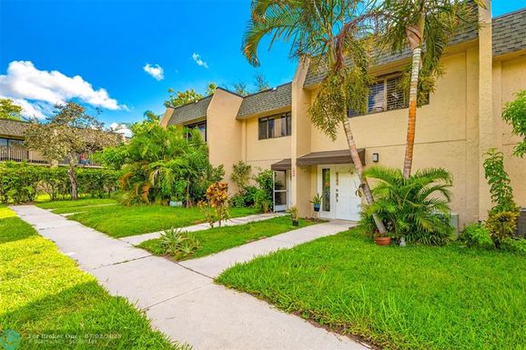 89 Deer Creek Rd, Deerfield Beach, FL 33442